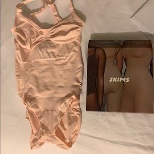 SKIMS sculpting body suit quartz s/m